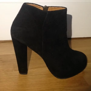  - Minimarket svarta mocka boots med inbyggd platå på ca 3 cm och klack på 13 cm. Använda endast 2ggr, nästan som helt nya. Nypris ca 3000kr.  Strl är eg 40 men är små i modellen så ska betraktas som 39 ( min vanliga strl). 