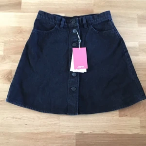  - Supersnygg svart jeanskjol från Monki!! Helt ny, med lappen kvar!!! ✨✨✨👏🏼👏🏼🙌🏼😀