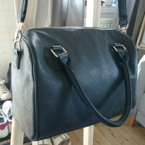  - Axel/handväska från Primark.
Ett stort fack och ett litet på insidan.