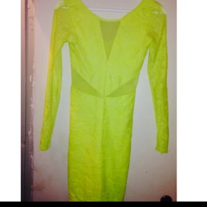  - Gul klänning från Gina Tricot 