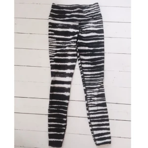  - Oanvända Nike träningsbyxor i storlek small.