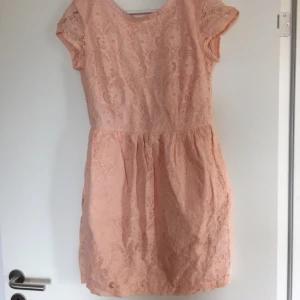  - Supersöt fest klänning. Använd endast 2-3 ggr kan mötas upp i Sthlm annars så kan jag frakta den.