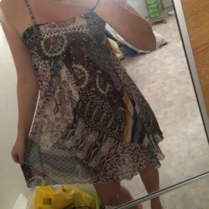  - Snygg mönstrad sommar klänning storlek S pris kan diskuteras