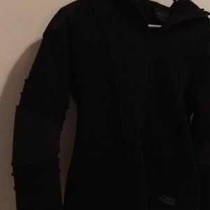  - Varm tröja från Queen of darkness. Nyskick.