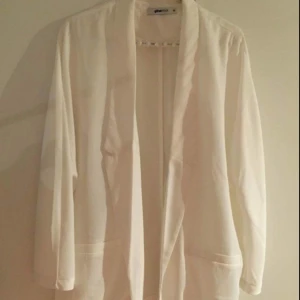  - Vit tunnare kavaj från Gina Tricot. Aldrig använd! Nypris 499:-
Köparen står för frakten