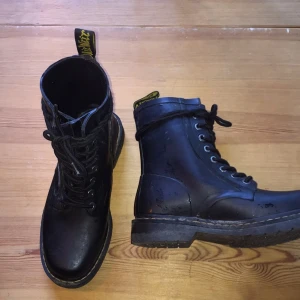  - Svarta Dr Martens gummistövlar. Sparsamt använda. 