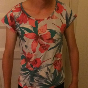  - Bomulls t shirt med färgglatt snyggt blommotiv som tryck, snyggt och bekvämligt plagg. Skulle säga medium snarare än small dock