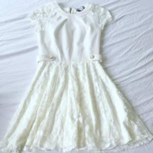 Otroligt fin vit klänning som knappt är använd. Vackra spetsdetaljer och gulddetaljer. 