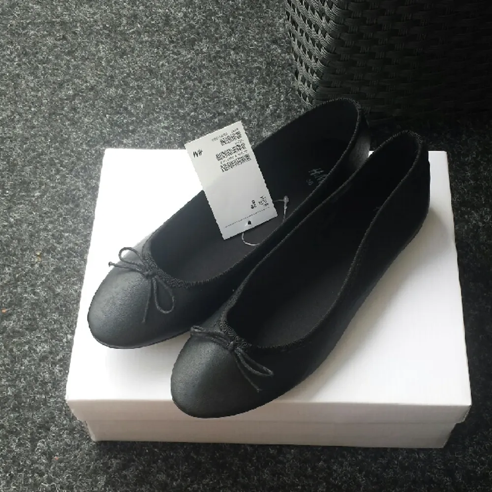 Oanvända svarta ballerina skor från HM med tags på. 

Kan mötas upp i Sthlm den 4/7 (innan Rihanna konserten) alternativt frakta 💫. Skor.
