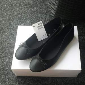 Oanvända svarta ballerina skor från HM med tags på. 

Kan mötas upp i Sthlm den 4/7 (innan Rihanna konserten) alternativt frakta 💫