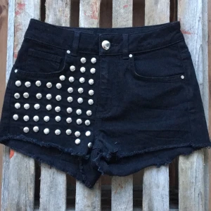  - Snygga svarta jeansshorts med nitar!