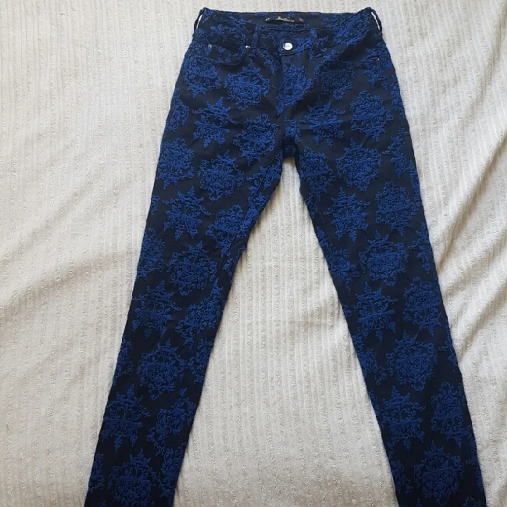 Jeans från zara woman premium denim wear collection. Helt nya men tyvärr för små för mig. 🌿. Jeans & Byxor.