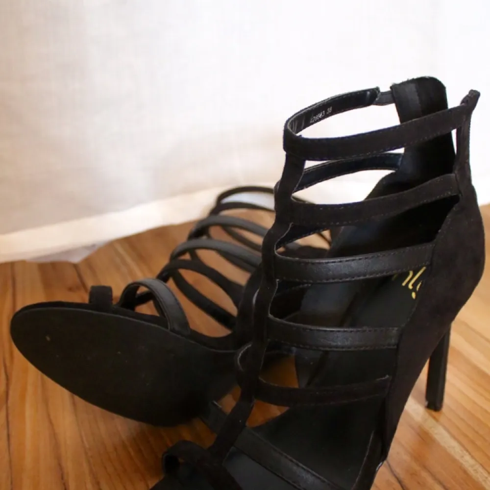 Super elegant shoes from NLY (nelly.com) in black with a golden zipper in the back. Comfortable and not too high in my opinion. 

OBS. If you're not used to walking in high heels, don't start with this pair haha!  They're easy to walk in once you're comfortable with heels. 
. Skor.