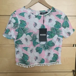  - Topp från missguided, prislapp kvar 