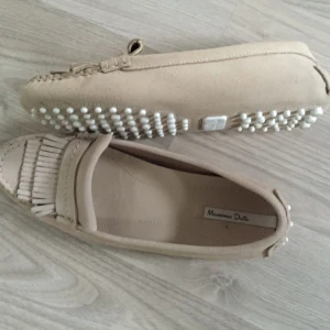  - Hej! Jag har ett par nästan helt nya skor från Massimo dutti. Anledningen varför jag säljer dessa skor är mest för storleken och det är inte riktigt min stil. Som sagt de är nästan helt nya då jag bara använt de en gång när jag hade skolavslutning. Jag köpte dessa skor för kanske 2-3 månader sedan från Massimo duttis egna butik i Sturegallerian. De är helt rena och bilderna togs häromdagen. STOLEK 37.

Köpte de för runt 800kr.