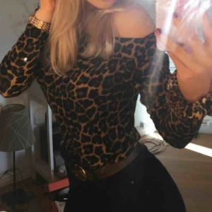  - Sjukt snygg off-shoulder tröja ifrån HM som passar till både vardag och fest. Säljer eftersom jag aldrig använder den längre. Strl M men passar även S och XS.