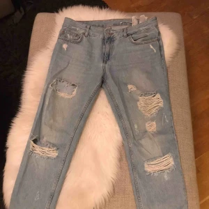  - Ljusa slitna jeans från Zara, passar en XS-S. 