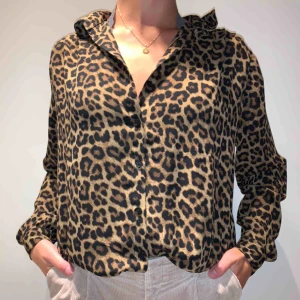  - Blus i leopardmönster, bra skick