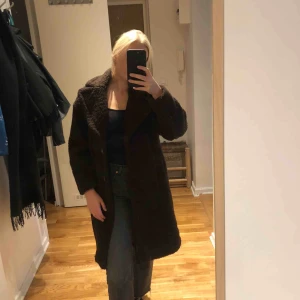  - Kappa från zara! Köpt förra vintern. Varm Teddy kappa i bra skick! kan mötas upp i Malmö / Lund eller så fraktas! 💥 Ps är 160 lång om frågor på kappans längd! 
