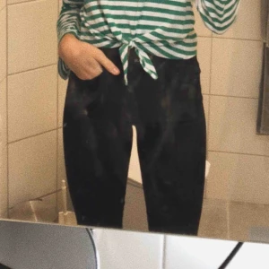  - Ett par fina svarta jeans som sitter bra på benen (mellan till högmidjade). Säljes pågrund utav att de inte används längre eftersom jag endast använder lösare jeans.