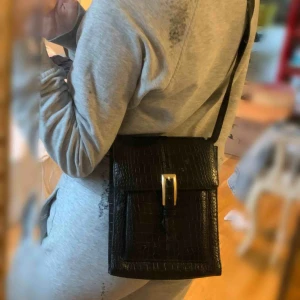  - Snygg vintage väska! Fint skick. Mått: höjd 24 cm bredd 20. Ej äkta skinn. 