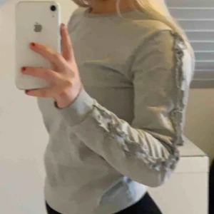  - Jättesöt tröja med ”volanger” på ärmarna ✨  Strl. 158/164 men passar xs, knappt använd  Köparen står för ev. frakt