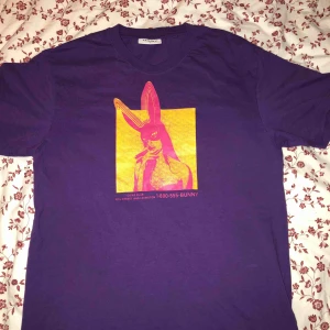  - Oversized lila t-shirt med playboy tryck. Passar större storlekar eftersom att den är oversized!