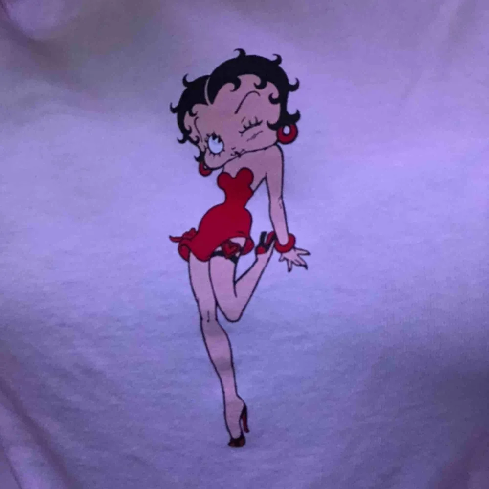 Tröja med betty boop tryck på från brandy melville, endast använd 1 gång. Köpte den i somras men den har inte riktigt kommit till användning. Möts upp i Stockholm, kan även frakta (36kr)! <3. T-shirts.