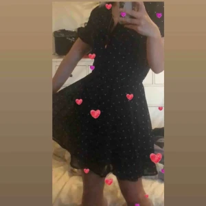  - Söt klänning med hjärtan på köpt på en secondhand, passar jätte bra med en polo under✨🦋