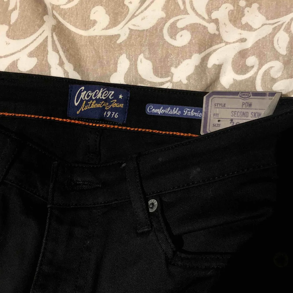 Ett par kol(!)svarta smala jeans från crocker. Står 29/34 på lappen men tycker jag är totalt missvisande då de är ca 27 i midjan och 30/32 i längden. Frakt ingår!💕. Jeans & Byxor.