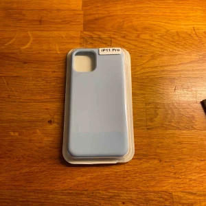  - Köpte detta skal till min mobil men råkade beställa fel. Helt nytt skick och ska alltså passa iPhone 11 Pro. Köparen står för frakt💕 Ljusblått skal, köptes för 169kr