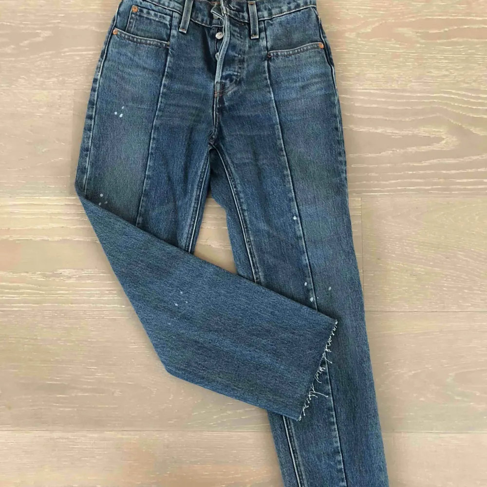 Jättefina Levis jeans i perfekt skick i princip bara provade. Ordinariepris 999kr . Jeans & Byxor.