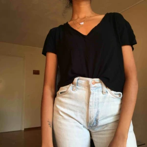  - T-shirt med v-hals. 🖤