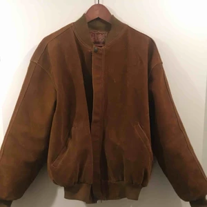 Bombarjacka i mocka  - Super snygg jacka i brun mocka imitation. Inhandlad i vintage butik. Oversized modell med muddar i nederkant och ärmslut, passar alltifrån S-L