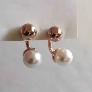  - Mässinsfärgade pärlörhängen.