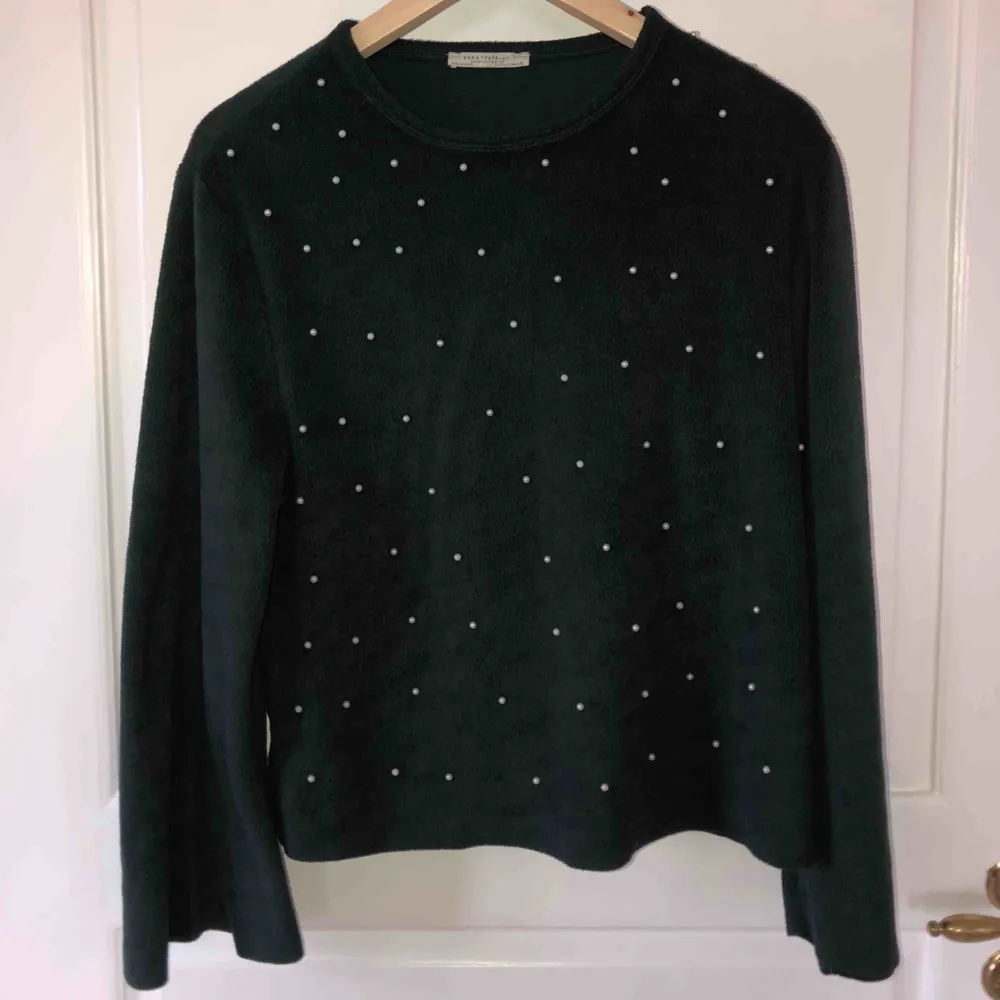 Super mysig tröja från zara med pärlor på🥰🥰 Den är i ett grönt lurvigt material med utsvängda armar och ett bra skick❤️❤️. Tröjor & Koftor.