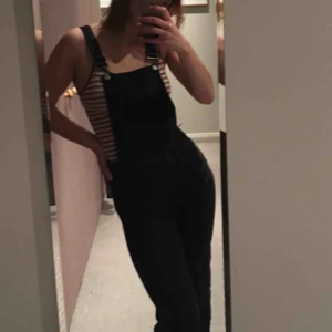  - Snygga hängselbyxor köpta här på Plick med mom-jeans ben och hög midja.