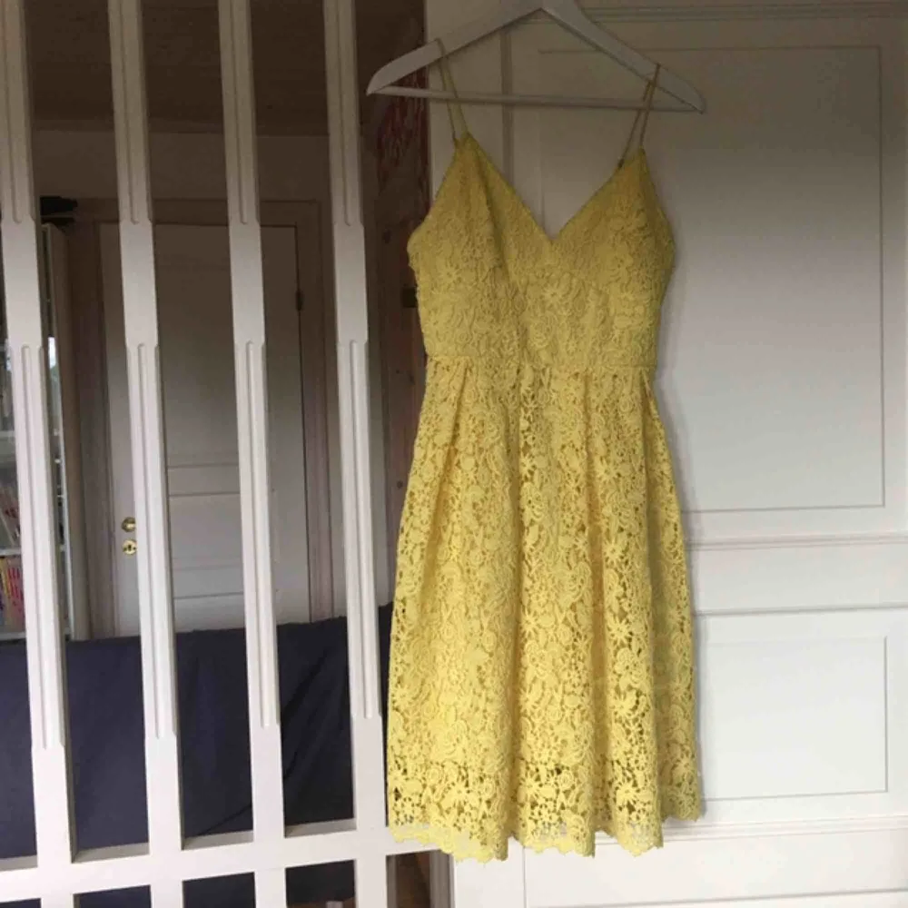 Fin gul spets klänning, använd två gånger Nypris 900 . Klänningar.
