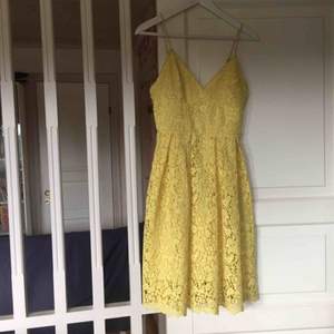 Fin gul spets klänning, använd två gånger Nypris 900 