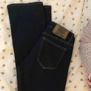  - Så himla snygga bootcut jeans från Crocker, svart/ mörkblåa. säljer för kommer aldrig till användning, endast använda 2 gånger, väldigt bra skick. Köpte för 799kr och säljer för 300kr, köparen står för frakt  Skriv för fler bilder💞