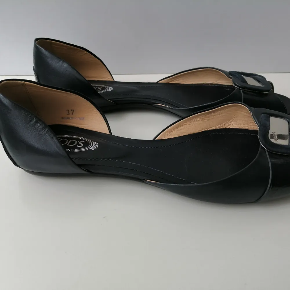 Tod's Women sandals, excellent condition, dustbag, authentic, size 37, insole 24cm, color navy, write me for more info and pics 🙂. Skor.