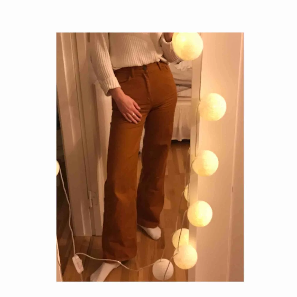 70-tals känsla över dessa rostbruna byxor! De är sparsamt använda (typ 4 ggr) och i bra skick. Storlek 34 och jag är 173 cm lång. Frakten står köparen för. . Jeans & Byxor.