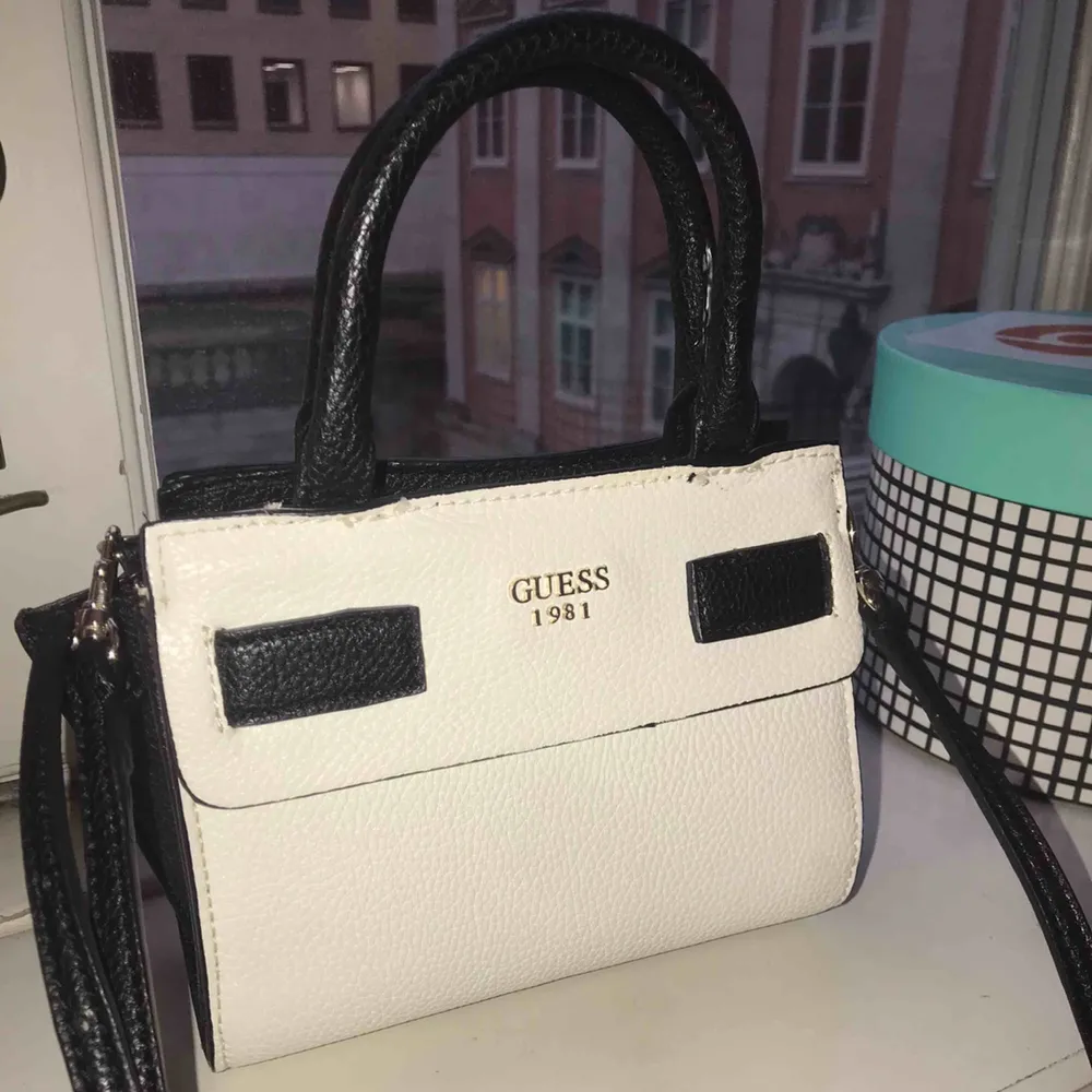 Real Guess handbag. Only used once. Retail price is 800kr, selling for 200kr. Meet up in Stockholm or pay for shipping💗. Väskor.