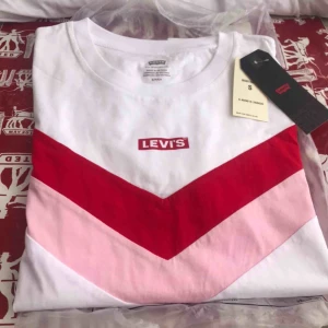  - Levi’s t-shirt i storlek S Helt ny, lappar kvar  Köparen står för frakt ~45kr