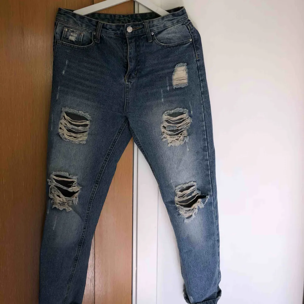 Slitna momjeans från Shein. Sitter precis som ”normala” storlek M jeans. . Jeans & Byxor.