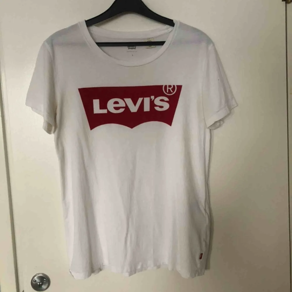 Levi’s t-shirt i fint skick! Köparen står för eventuell frakt ❤️. T-shirts.