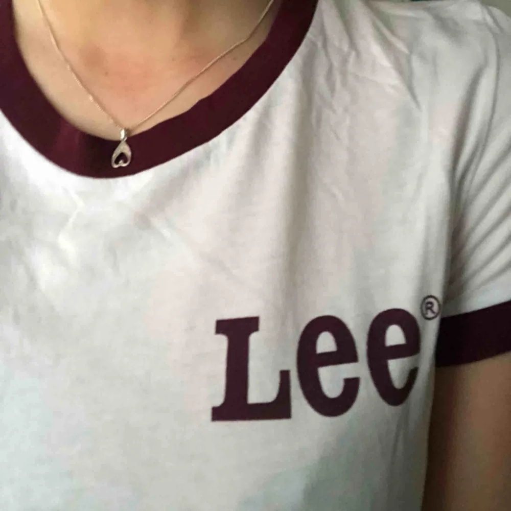 Vit tröja med mörkröda detaljer från Lee! . T-shirts.
