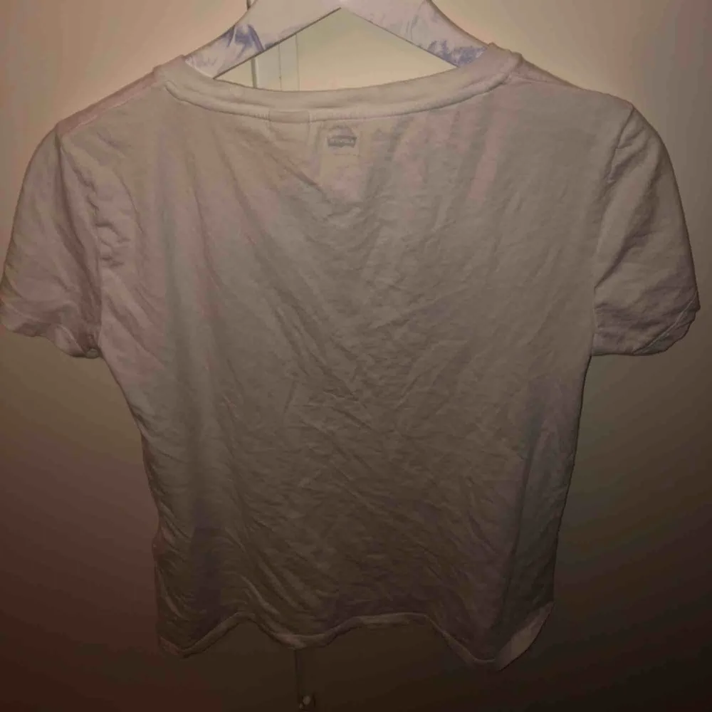 Vit Levi’s-t-shirt. Står att det är XS men den sitter som M. säljer pga använder aldrig. . T-shirts.