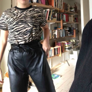  - Sjukt snygga skinnbyxor med knytning!! Säljer pga att jag aldrig använder 