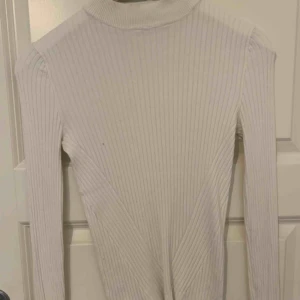  - Vit långärmad tröja från bershka. Knappt använd, fint skick!  Frakt står du för själv 